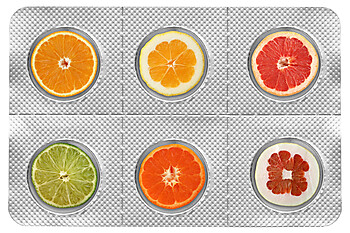 Fotomontaggio di una confezione di compresse, con fette di frutti al posto delle compresse